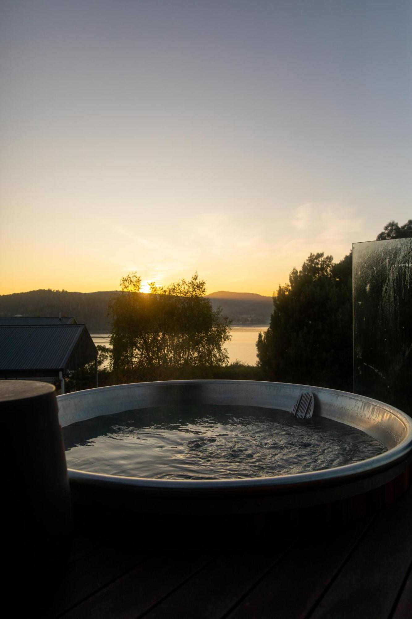 Woodland Bay Retreat-Hot Tub,Sauna And Bayview Hamptons Retreat Lymington Exterior photo